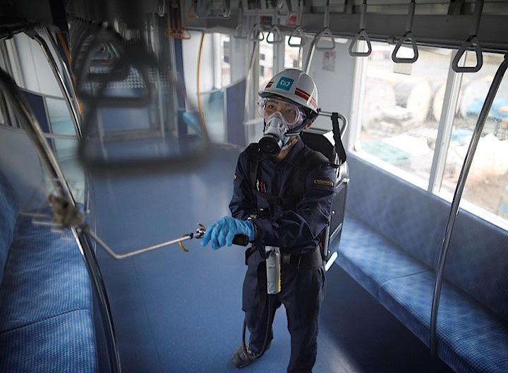 都内で新たに119人の新型コロナウイルスへの感染が確認された。写真は7月9日、東京メトロの車両の抗ウイルス処理をする作業員。　REUTERS/Issei Kato