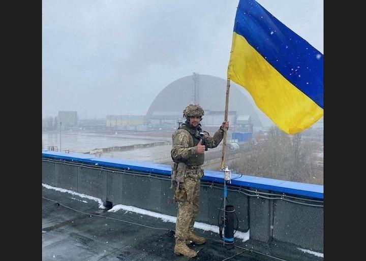 チョルノービル（チェルノブイリ）原子力発電所の敷地内にウクライナ国旗を立てる兵士......  Ukrainian Armed Forces General Staff/REUTERS
