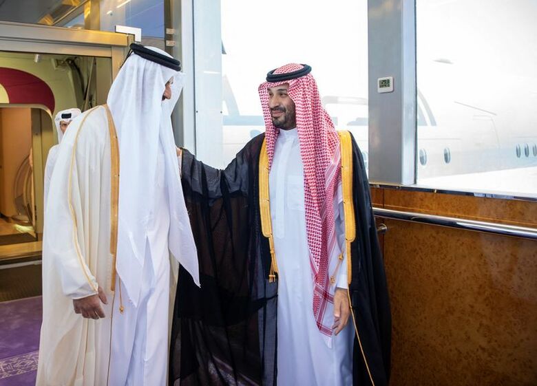 ジッダで2026年4月28日、湾岸協力会議（GCC）の異例な会合に先立ち、カタール首長のを迎えるサウジアラビアのムハンマド・ビン・サルマン皇太子。Bandar Algaloud/Courtesy of Saudi Royal Court/Handout via REUTERS