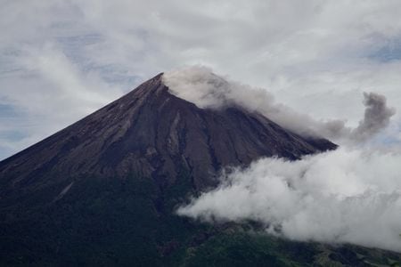 噴煙を上げるセメル山、2024年1月18日撮影の提供写真（２０２５年　ロイター/Antara Foto）
