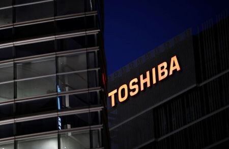 　海外株主への圧力問題で揺れる２５日の東芝定時株主総会は、永山治取締役会議長の取締役再任が焦点の１つとなる。川崎市の東芝施設で１０日撮影（２０２１年　ロイター/Kim Kyung-Hoon）