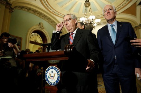 　１２月６日、米議会上院は、税制改革法案について下院と相違点をすり合わせる協議を開始することを決定した。写真は共和党のマコネル米上院院内総務、５日ワシントンで撮影（２０１７年　ロイター／Aaron P. Bernstein）