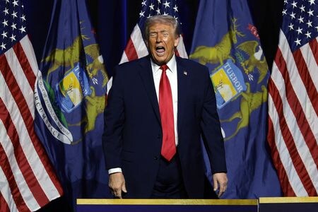 米ミシガン州のデトロイト経済クラブで講演するトランプ米大統領。13日撮影。REUTERS/Evelyn Hockstein