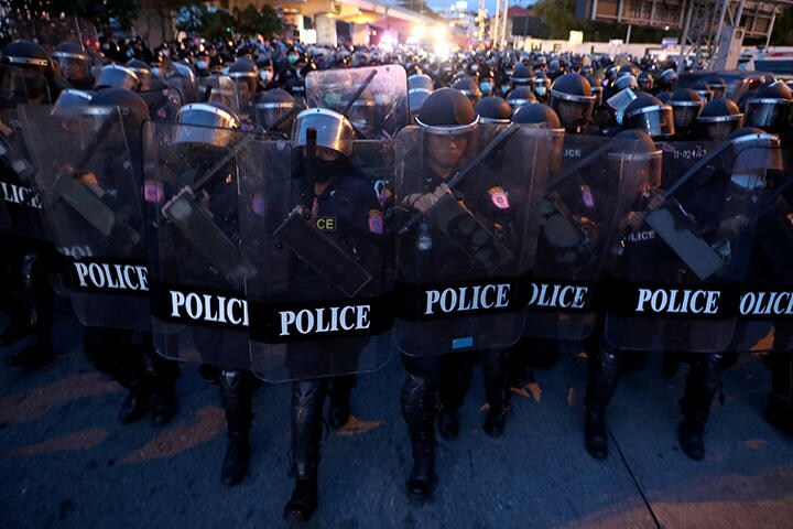 バンコクでデモ隊のそばに迫る警官隊（2020年10月15日）　