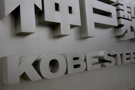 　４月２７日、神戸製鋼所は、２０１９年３月期の連結経常利益が前年比５０．８％減の３５０億円になるとの見通しを発表した。データ改ざんの影響については、弁護士費用など１００億円を想定している。写真は神戸で昨年１０月撮影（２０１８年　ロイター／Thomas White）