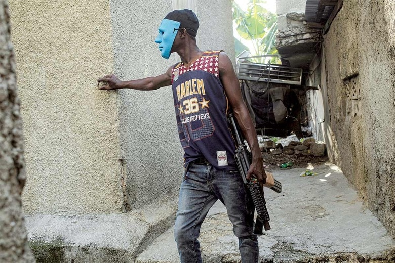 首都では銃撃戦が頻発。自警団のメンバーは顔を隠し、アサルトライフルを携行している　ENRICO DAGNINOｰPARIS MATCH/GETTY IMAGES