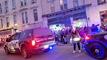 米中西部ウィスコンシン州ウォーケシャのクリスマスパレードに車が突っ込み、５人が死亡、子どもを含む４８人が負傷した事件で、警察当局は２２日、テロとの関連性はないと発表した。２１日撮影。提供写真（２０２１年　ロイター/Jordan Woynilko/Handout via REUTERS）