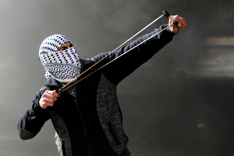 ヨルダン川西岸のベツレヘムでトランプ米大統領のエルサレム首都宣言に抗議するパレスチナ人（12月8日）　Mussa Qawasma-REUTERS