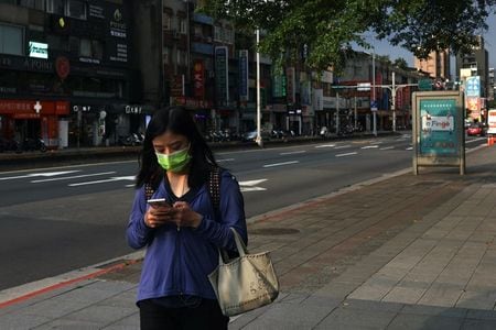 　５月３１日、台湾立法院（国会に相当）は３１日、新型コロナウイルスの感染拡大下の経済を支援するため、４２００億台湾ドル（１５２億米ドル）の追加財政支出案を承認した。写真は台北で２３日撮影（２０２１年　ロイター／Ann Wang）