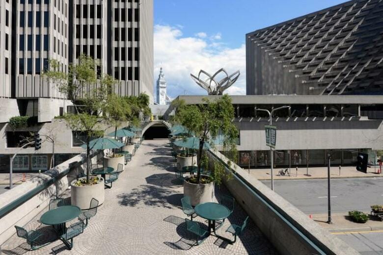 米カリフォルニア州で、新型コロナウイルスの感染防止に向け、約4000万人の住人に外出禁止令が発令された。写真はサンフランシスコのエンバカデロセンター。3月19日撮影（2020年　ロイター/Kate Munsch）