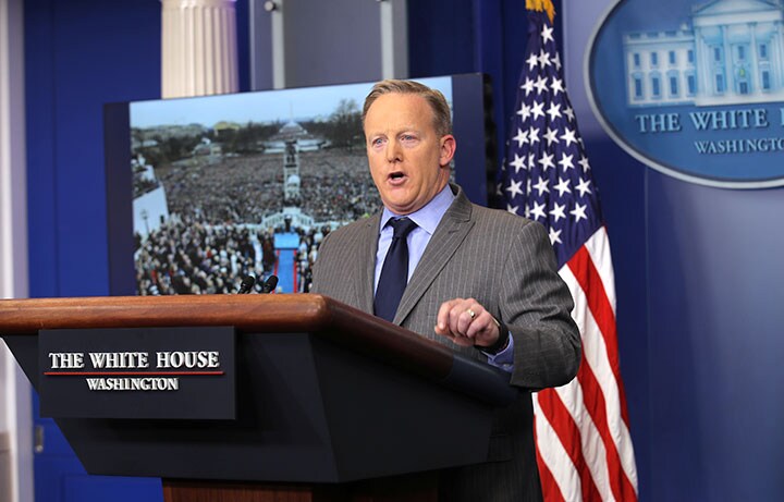 大統領就任式の参加者は過去最大だったと強弁したスパイサー　Carlos Barria-REUTERS