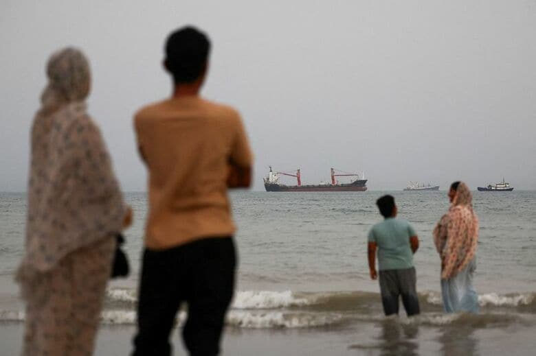 5月22日、イランのバンダルアッバス付近からホルムズ海峡を撮影。Majid Asgaripour/WANA (West Asia News Agency) via REUTERS