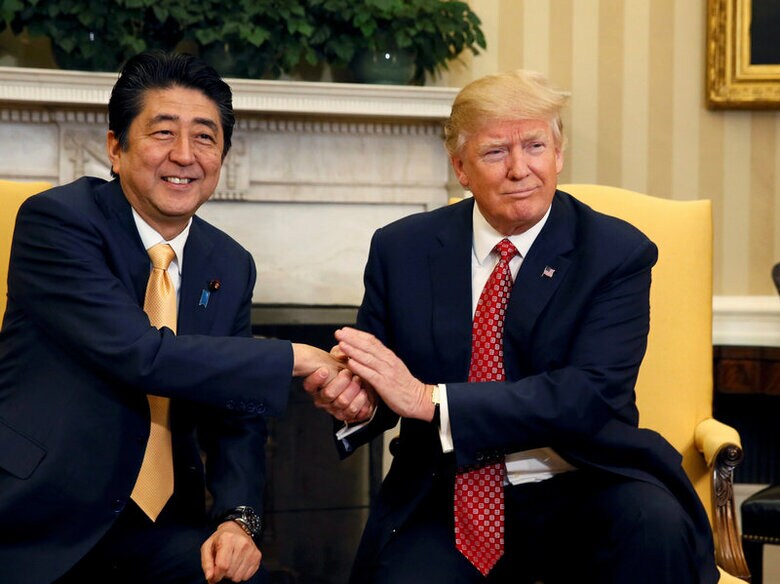 ２月１０日、トランプ米大統領（写真右）は、日米関係強化にコミットしているとの立場を示した。ホワイトハウスで同日撮影（２０１７年　ロイター／Jim Bourg）
