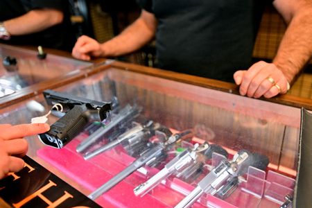 ５月３１日、カナダ政府は拳銃の売買を全国的に凍結する法案を提出した。写真は同日、ブリティッシュコロンビア州メープルリッジの銃を扱う店で撮影（２０２２年　ロイター/Jennifer Gauthier）