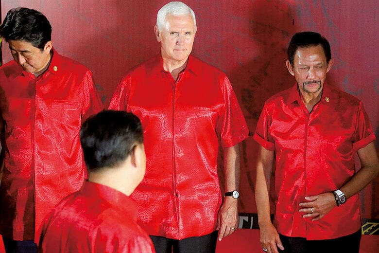 APECで習近平を見つめるペンス（11月17日）　David Gray-REUTERS