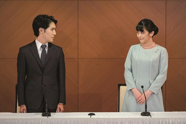 結婚後の記者会見に臨み、見つめ合う2人（10月26日）　NICOLAS DATICHEｰPOOLｰREUTERS