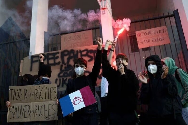 ９月１８日、フランスでは、バイル前内閣の財政緊縮計画の撤回と社会保障支出の拡大を求めて教職員、鉄道、医療関係者がストライキに入った。写真はデモに参加する高校生ら。９月１８日、パリで撮影（２０２５年　ロイター/Tom Nicholson）