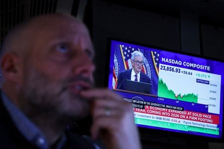米ニューヨーク証券取引所（ＮＹＳＥ）のフロアで２８日撮影。REUTERS/Brendan McDermid