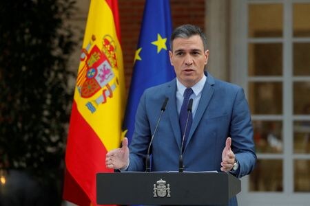 　７月２９日、スペインのサンチェス首相（写真）は閣僚や公務員、民間の雇用者に対し、ネクタイ着用をやめて涼しくするよう呼びかけた。写真は２月、マドリードで代表撮影（２０２２年　ロイター）