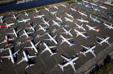 米航空機大手ボーイングは１４日、４月の商用機納入が前年同月の２６機から２機減少の２４機だったと発表した。写真はボーイング７３７MAX機。米シアトルで１９年１月撮影。（2024年 ロイター/Lindsey Wasson/File Photo）