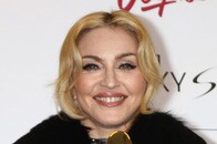 マドンナ、自身主催のアカデミー賞アフターパーティーで「推し俳優」とツーショット...「大開脚」も披露