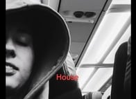 【動画】「ここで死ぬのかと...」 機内で後ろの乗客からされた「ありえない行為」...女性が撮影した映像