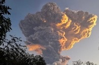 「巨大キノコ雲」が空を覆う瞬間...レウォトビ火山の大噴火映像が世界を震撼させる