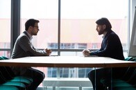 多くの管理職は「部下との面談」に悩んでいる...「話が続かない」「本音を言ってくれない」はこれで解決を