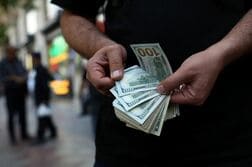 イラン中銀総裁、外貨準備十分と主張　制裁への不安払拭図る