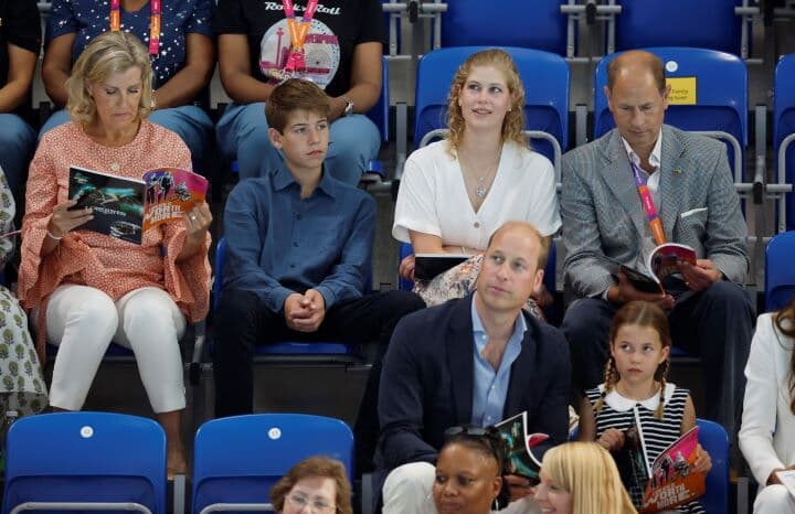 コモンウェルスゲームで水泳を観戦するウィリアム皇太子一家とソフィー妃一家