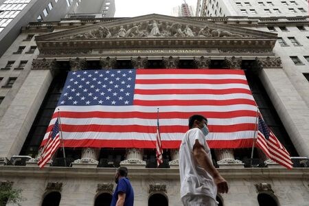 米国株式市場はダウ工業株３０種とＳ＆Ｐ総合５００種が小幅上昇し、終値ベースの最高値を更新した。写真は８月９日、ニューヨーク証券取引所前で撮影（２０２１年　ロイター／Andrew Kelly）