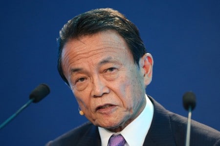 　11月２９日、麻生太郎財務相は閣議後会見で、１０月の小売り販売額が前年比７．１％減になったことについて「台風の影響も非常に大きいが、今後のデータをよく見ていく必要がある」と述べた。写真はミルケン・グローバル・カンファレンスで講演する麻生氏。２０１７年５月１日、米カリフォルニア州で撮影（２０１９年　ロイター/Lucy Nicholson）