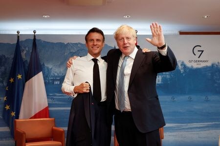 　６月２６日、ジョンソン英首相（写真右）とマクロン仏大統領（写真左）は、会談を行った。写真はドイツのバイエルン州にあるエルマウでの代表撮影（２０２２年／ロイター）