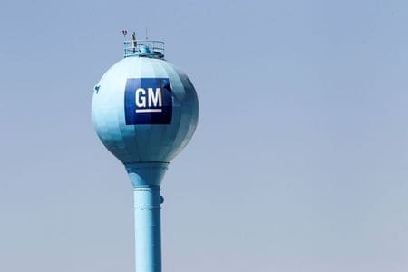 米自動車大手ゼネラル・モーターズ（ＧＭ）は３日、世界的な半導体不足の影響が続く中、北米３工場での生産休止を少なくとも４月半ばまで延長し、新たにブラジル・サンパウロ州のグラバタイ工場の操業を４─５月に停止すると発表した（２０２１年　ロイター／Daniel Becerril）