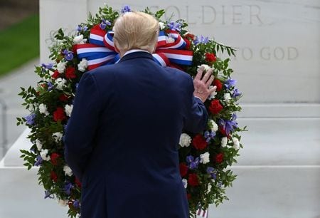 　５月２５日、米国ではメモリアルデー（戦没将兵追悼記念日）だったが、新型コロナウイルスの感染防止のため多くの追悼イベントが中止され、一部では規模を縮小した式典がインターネットで配信された。写真はアーリントン墓地で行われた献花式に出席したトランプ大統領（２０２０年　ロイター/Erin Scott）