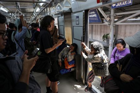 写真はインドネシアのジャカルタの通勤電車。2026年1月、ジャカルタで撮影。REUTERS/Willy Kurniawan