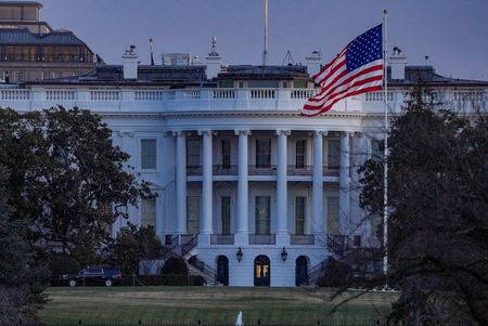 　米当局が４日に公表したデータによると、政府の文民職員は２０２４年９月─２６年１月に１２％減少した。ワシントンで２日撮影(２０２６年　ロイター/Ken Cedeno)