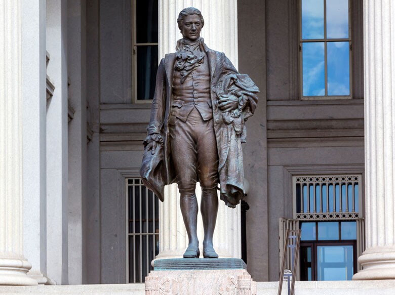 米財務省前には初代財務長官のハミルトンの銅像が立っている bpperry-iStock.