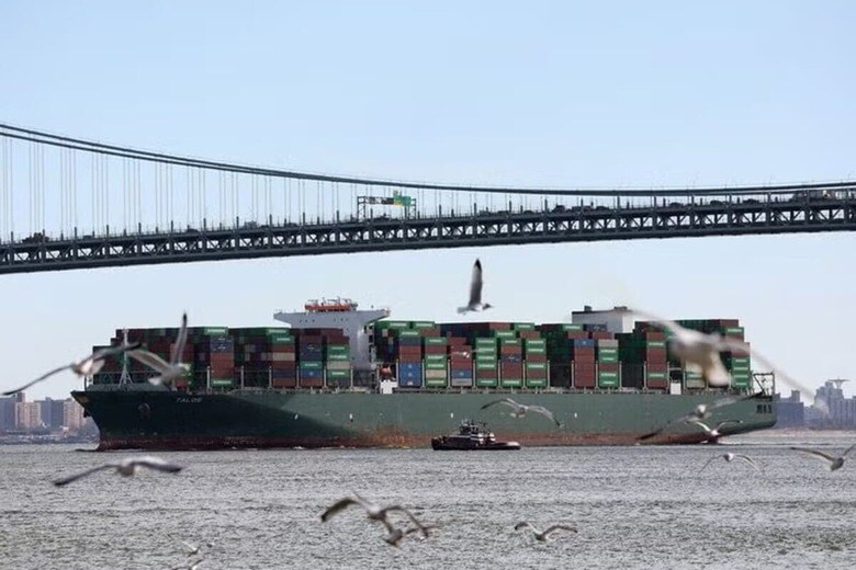 米ニューヨーク港に到着するためベラザノ・ナローズ橋の下を通過するコンテナ船。１月撮影。REUTERS/Brendan McDermid/File Photo