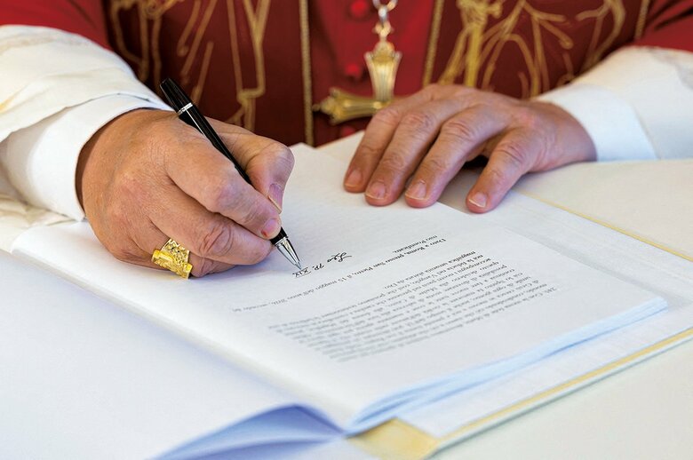 バチカンで回勅に署名するローマ教皇レオ14世の手元　VATICAN MEDIA-HANDOUT-REUTERS