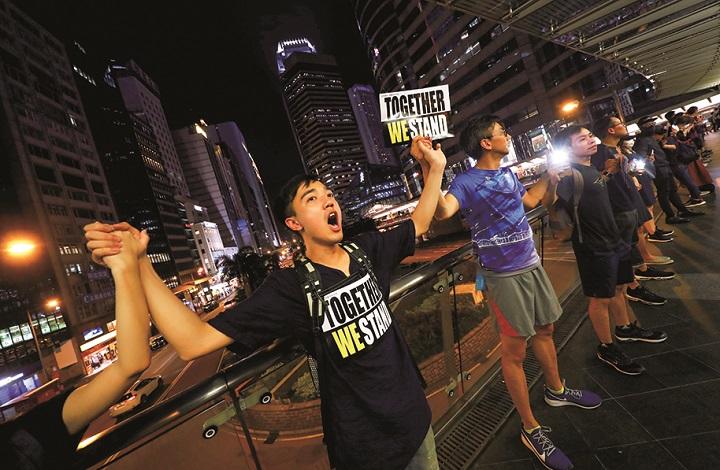 政治的自由を求めて「人間の鎖」をつくる香港の人々（8月23日）　KAI PFAFFENBACHーREUTERS