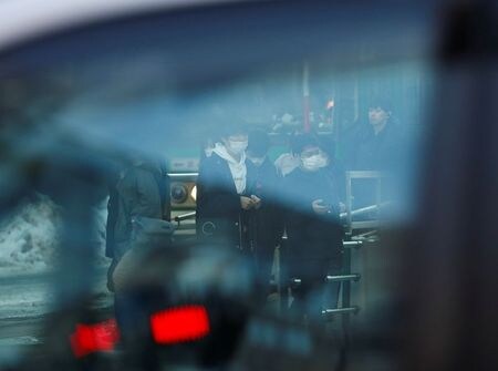 　２月２７日、三菱ＵＦＪ銀行は、江南支店（愛知県江南市）に勤務する行員１人が新型コロナウィルスに感染していることが判明した、と発表した。写真は札幌市でマスクを着用して歩く人々。２６日撮影（２０２０年　ロイター/Issei Kato）