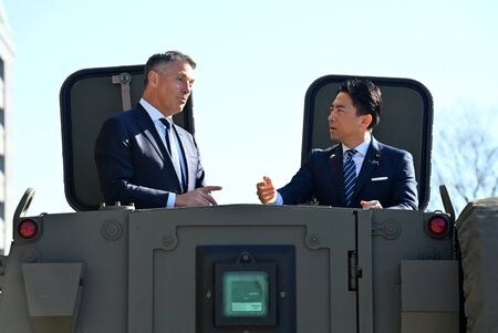 自衛隊が運用するオーストラリア製の装甲車に搭乗する小泉進次郎防衛相（右）とマールズ豪国防相。１２月７日、東京の防衛省で撮影（２０２５年　代表撮影）