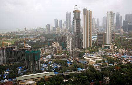 　９月１日、米ゴールドマン・サックスは、インドの国内総生産（ＧＤＰ）について、４─６月期のデータが市場予想を下回ったことを受け、２０２２年通年の見通しを従来の７．６％から７％に下方修正した。写真はインドのムンバイ。２０１９年６月撮影（２０２２年　ロイター／Francis Mascarenhas ）