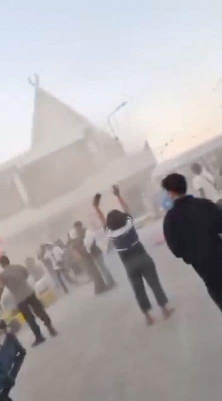 15日、マウメレ港で建物が倒壊する様子を捉えたソーシャルメディアの動画。　Social Media/via REUTERS