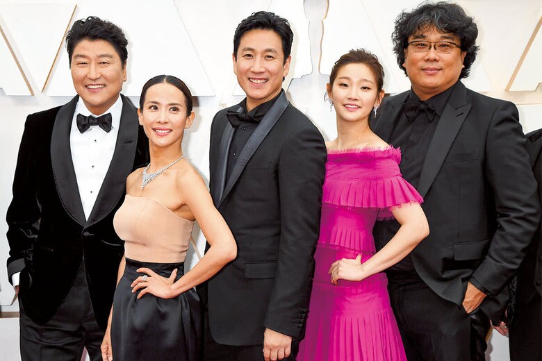 2020年2月にアカデミー賞授賞式に出席した『パラサイト』チーム（中央がイ・ソンギュン）。韓国で薬物乱用の烙印を押されることは社会的殺人に等しい　JEFF KRAVITZｰFILM MAGIC/GETTY IMAGES