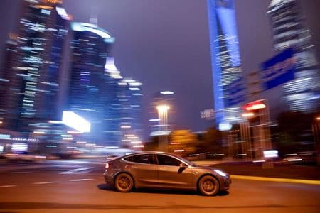 　５月２１日、中国の一部政府機関の職員が、米電気自動車（ＥＶ）大手テスラの車両を職場の敷地内に駐車しないよう指示を受けたことが、関係筋の話で分かった。写真は上海を走るテスラ車。３月撮影（２０２１年　ロイター／Aly Song）