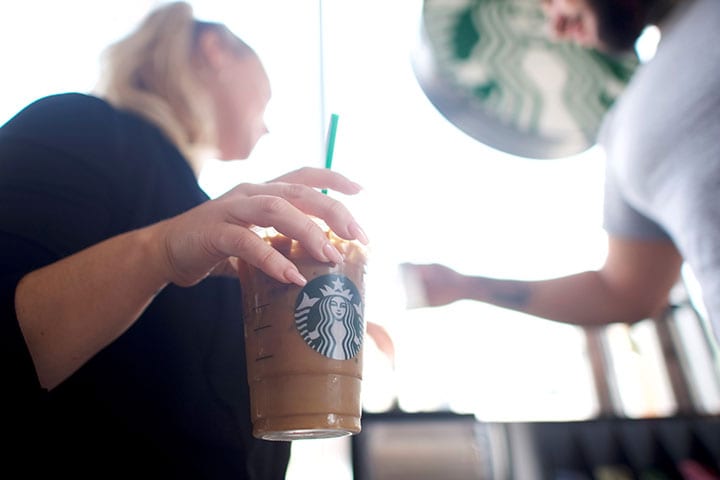 プラスチック製ストローは全廃され、直接飲める新しいふたに置き換わる　Mark Makela-REUTERS