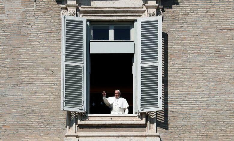 ローマ教皇フランシスコは、屋内からインターネットで日曜恒例のお告げの祈りの講話を行ない、「籠に入れられたようだ」と心境を語った（2020年　ロイター／Remo Casilli）