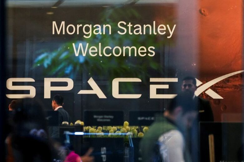 米モルガン・スタンレーのビルに掲げられたスペースＸのＩＰＯの看板。ニューヨークで９日撮影。REUTERS/Eduardo Munoz